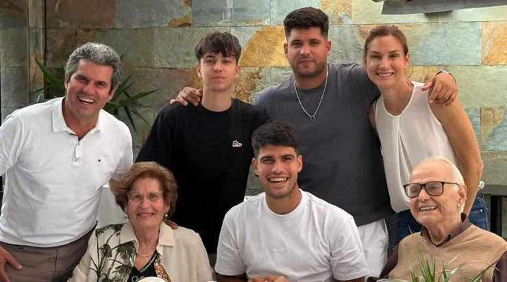 La familia de Carlos Alcaraz: así son sus padres y sus tres hermanos